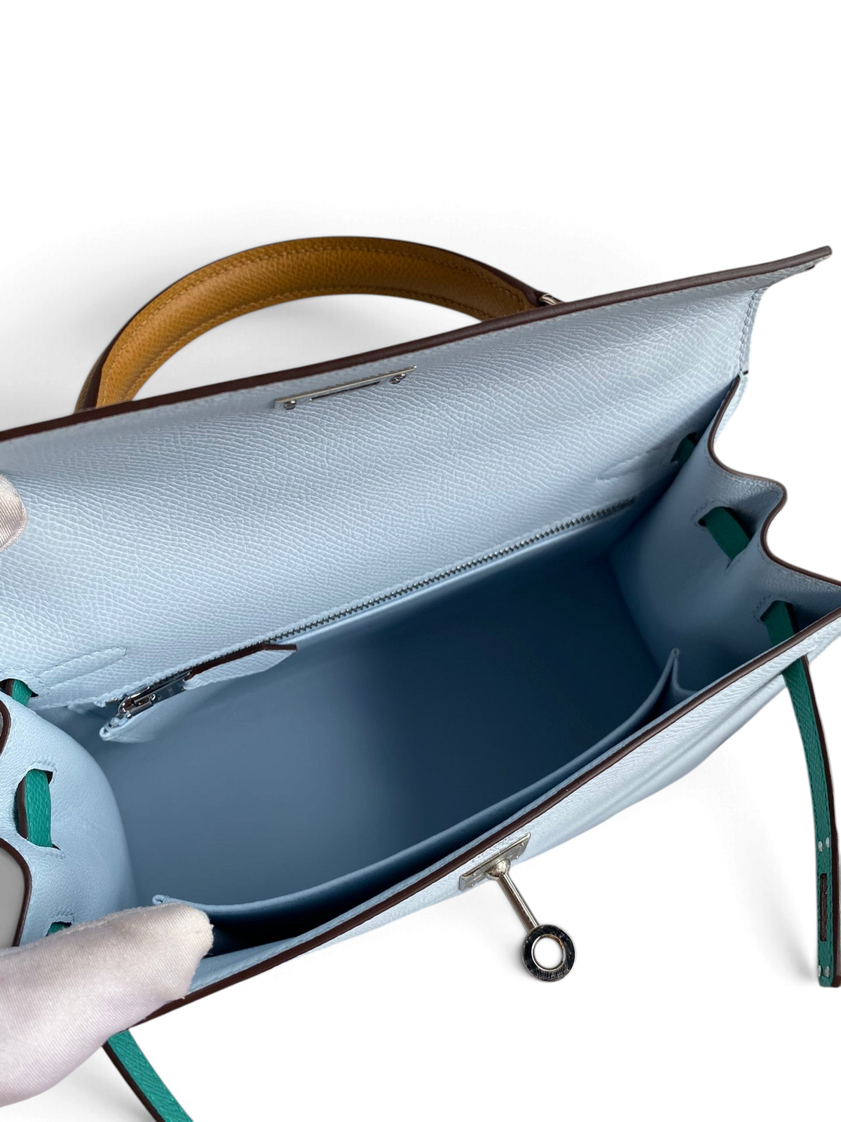 SWORD LUXURY marka, açık mavi Epsom deri Hermès Kelly 25 çanta, iç bölme ve detaylı deri işçiliği görünümü.