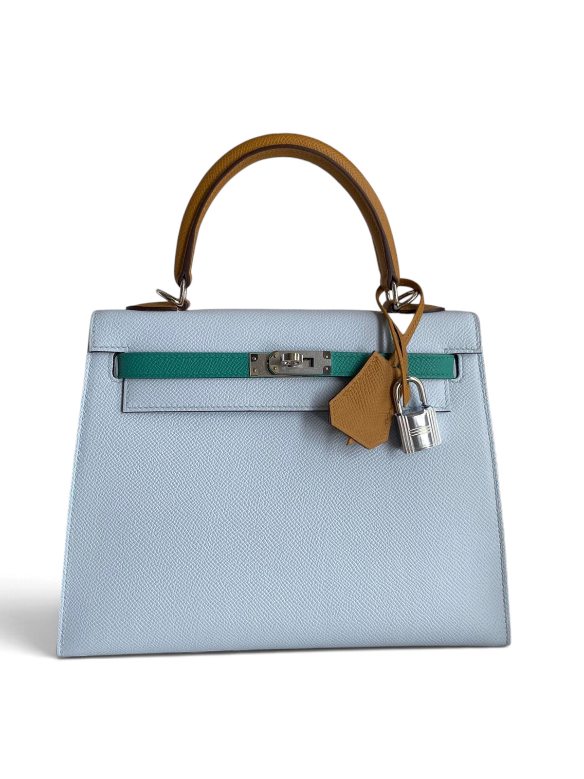SWORD LUXURY marka, açık mavi Epsom deri Hermès Kelly 25 çanta, yeşil detaylı ve asma kilitli, kutusunda.