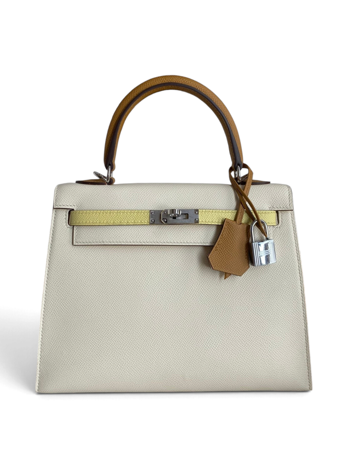 SWORD LUXURY marka, beyaz, sarı ve taba renkli Epsom deri Hermès Kelly 25 çanta, kutusunda kilit ve askı detaylı.