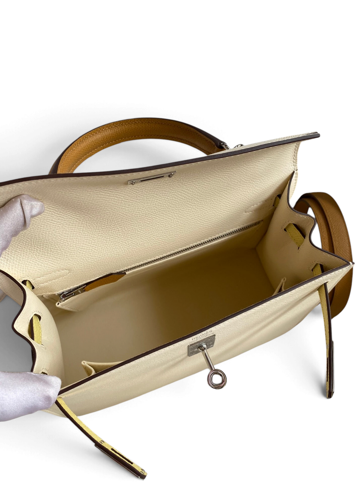 SWORD LUXURY Hermès Kelly 25 krem rengi Epsom deri çanta, iç bölmesi ve metal kilit detaylarıyla açık görünüm.