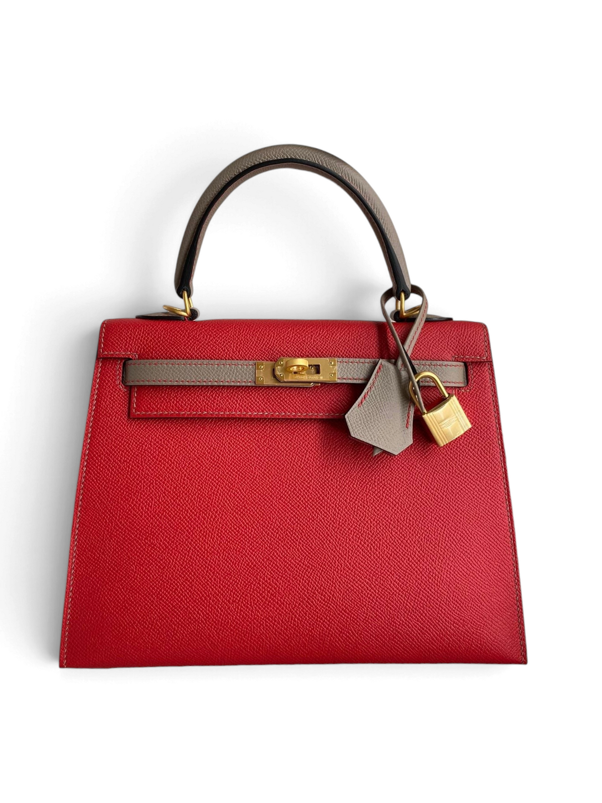 SWORD LUXURY marka, kırmızı Epsom deri Hermès Kelly 25 çanta, altın donanım ve gri detaylı sap ile kutusunda.