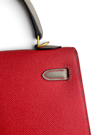 SWORD LUXURY Hermès Kelly 25 kırmızı Epsom deri çanta, altın donanım ve gri detaylı sap tasarımı ile.