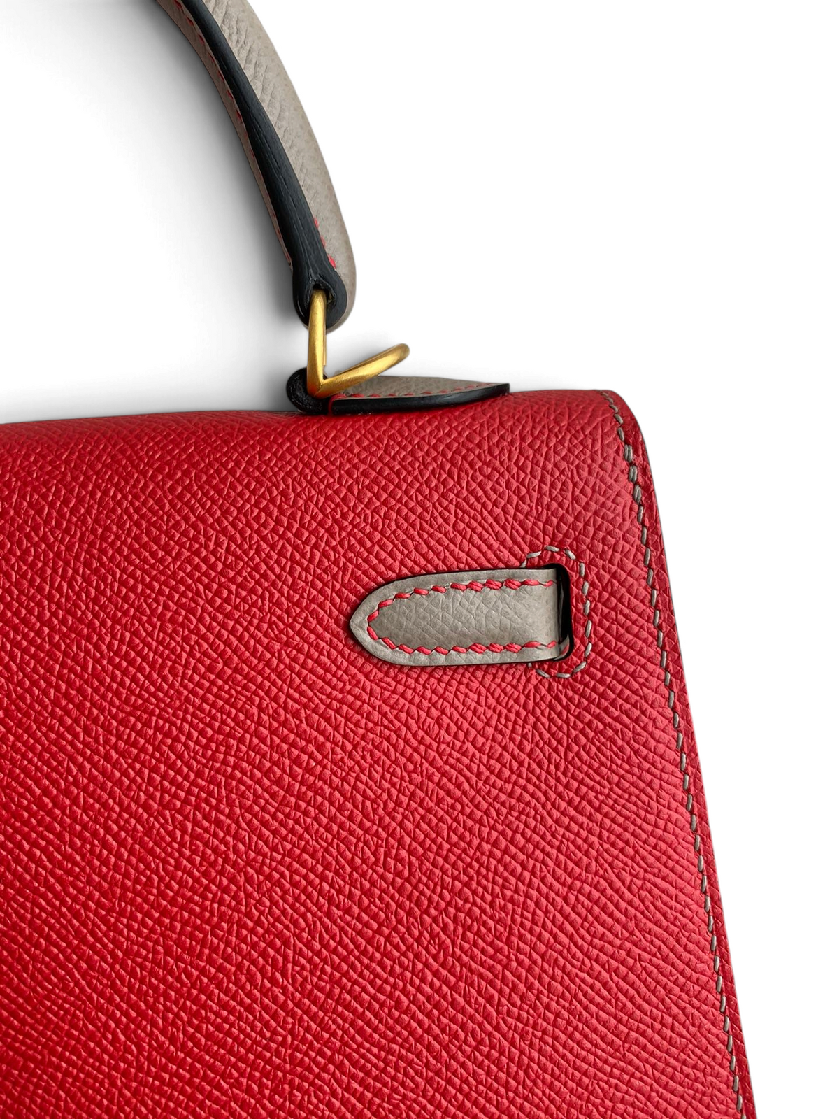 SWORD LUXURY Hermès Kelly 25 kırmızı Epsom deri çanta, altın donanım ve gri detaylı sap tasarımı ile.