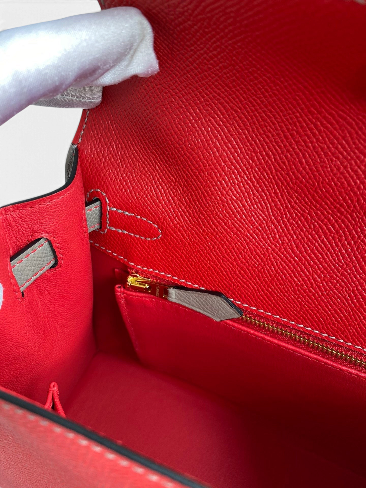 SWORD LUXURY marka kırmızı Epsom deri Hermès Kelly 25 çanta iç detayı, altın fermuarlı cep ve zarif dikişler.