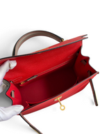 SWORD LUXURY marka kırmızı Epsom deri Hermès Kelly 25 çanta, iç bölmesi ve altın rengi kilit detayları ile.