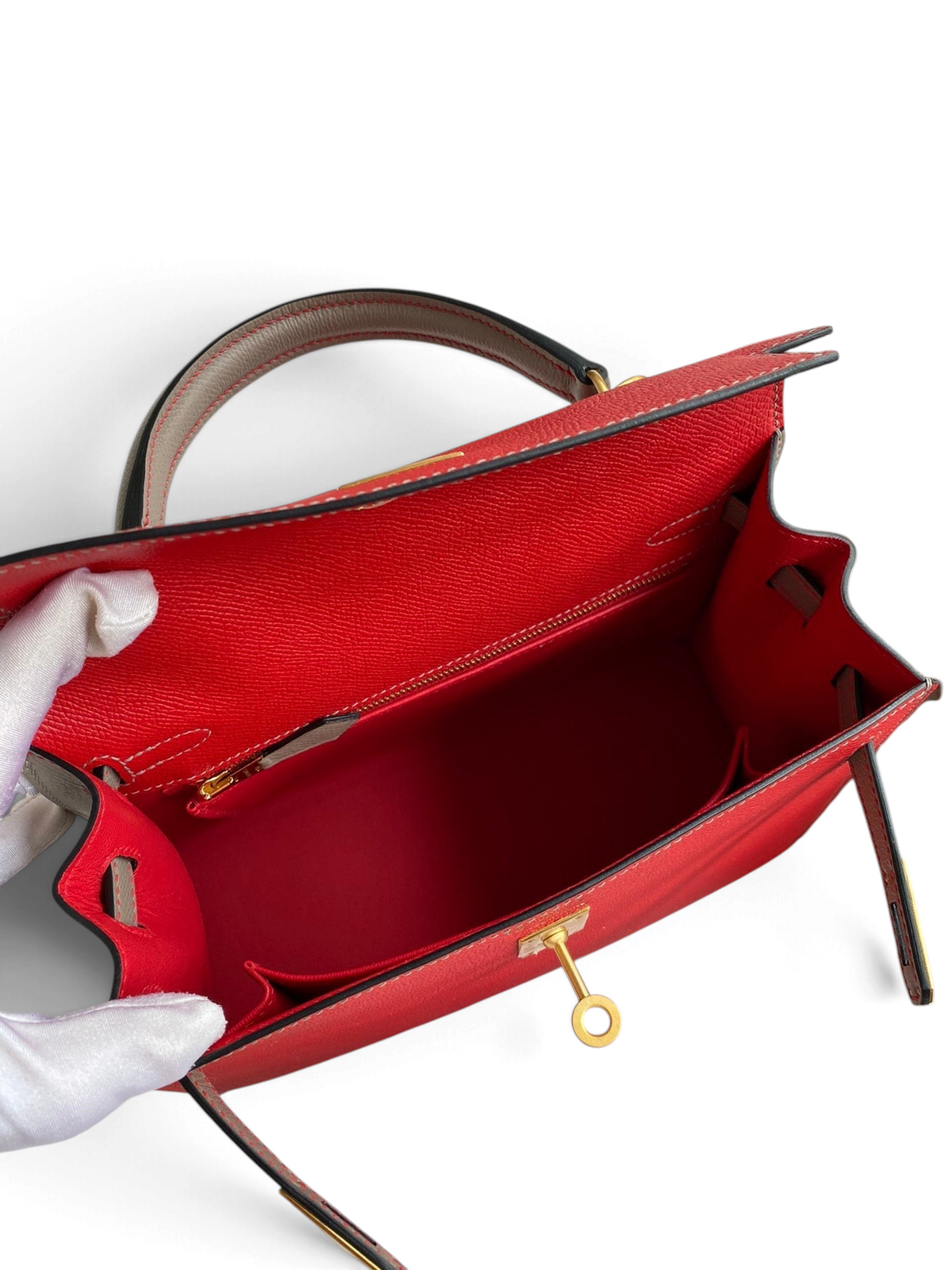 SWORD LUXURY marka kırmızı Epsom deri Hermès Kelly 25 çanta, iç bölmesi ve altın rengi kilit detayları ile.