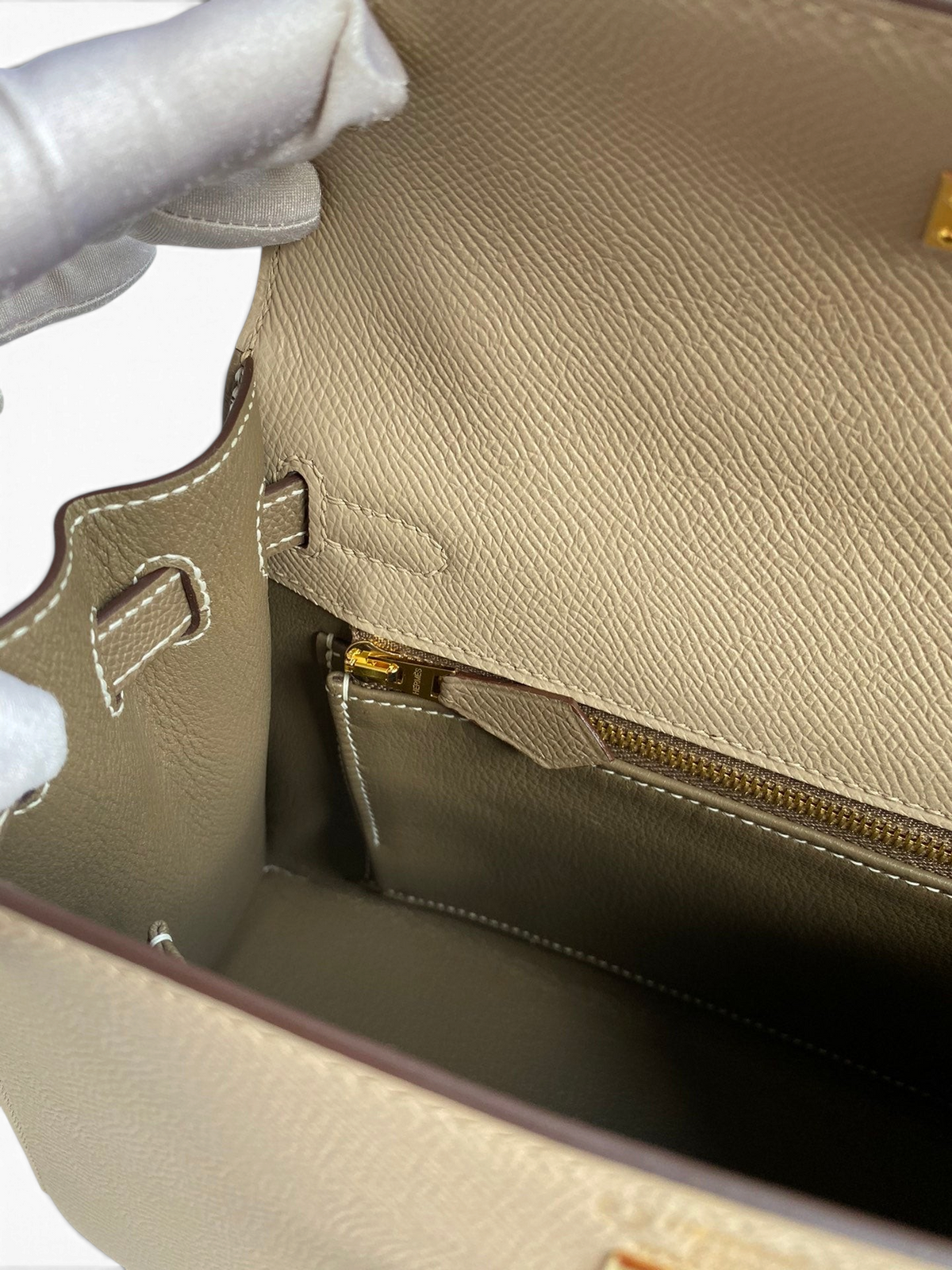 SWORD LUXURY marka bej renkli Epsom deri Hermès Kelly 25 çanta iç detayı ve altın tonlu fermuar mekanizması