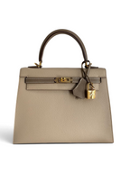 SWORD LUXURY bej renkli, Epsom deriden üretilmiş, altın donanımlı ve kilit detaylı Hermès Kelly 25 çanta.