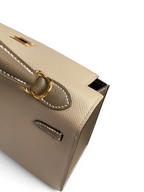 SWORD LUXURY marka bej renkli Epsom deri Hermès Kelly 25 çanta, altın tonlu metal detaylar ve zarif dikişler.