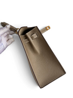 SWORD LUXURY Hermès Kelly 25 çanta, dayanıklı Epsom deri dokusu, altın rengi kilit detayı ve yan profili ile.