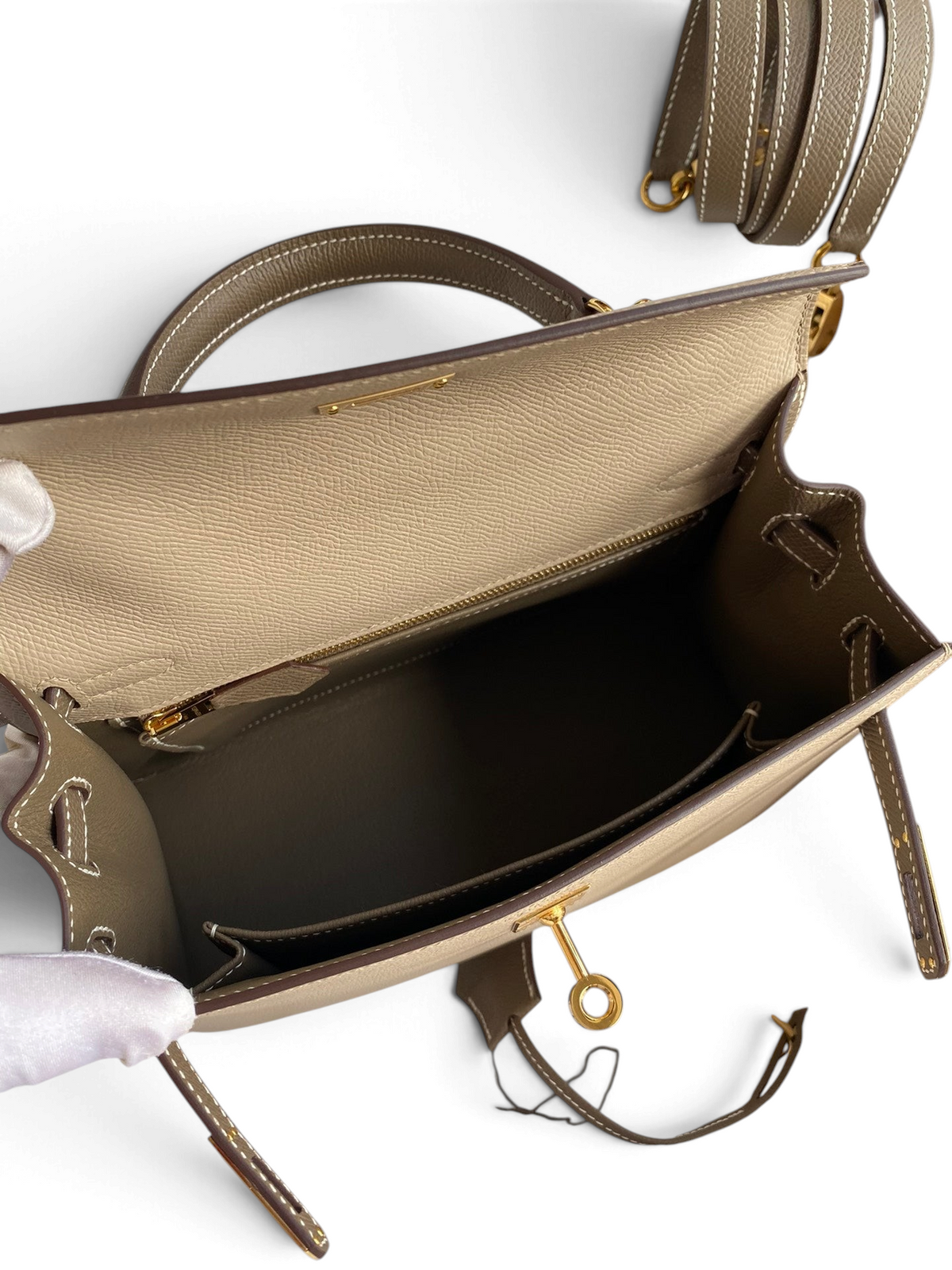 SWORD LUXURY marka, bej renkli, Epsom deri Hermès Kelly 25 çanta, iç bölme ve altın detaylı kilit mekanizması.