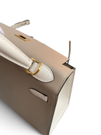 SWORD LUXURY marka bej renkli, dayanıklı Epsom deriden üretilmiş, altın donanımlı Hermès Kelly 25 el çantası.