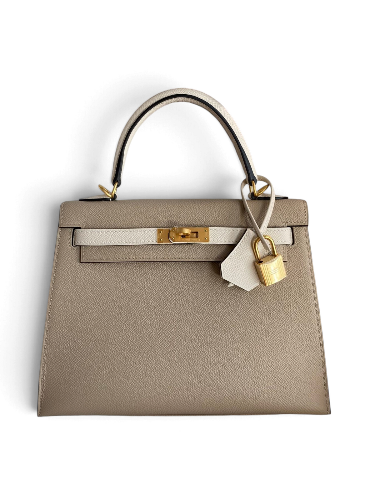 SWORD LUXURY marka, bej ve beyaz renkli, Epsom deri Hermès Kelly 25 çanta, altın rengi kilit detaylı.