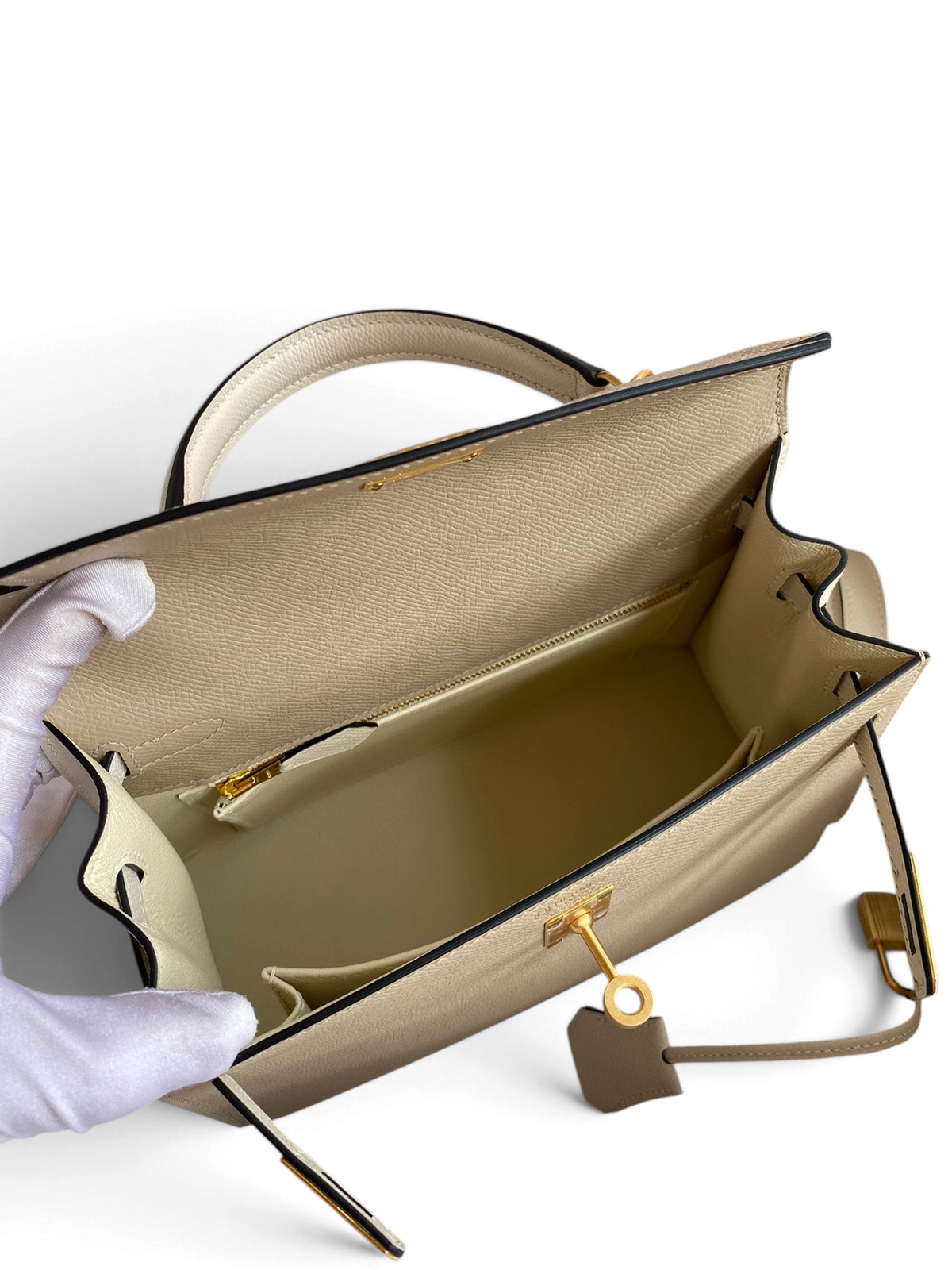 SWORD LUXURY marka, bej renkli, Epsom deri Hermès Kelly 25 çanta, iç bölmesi ve altın detaylı kilit mekanizması.
