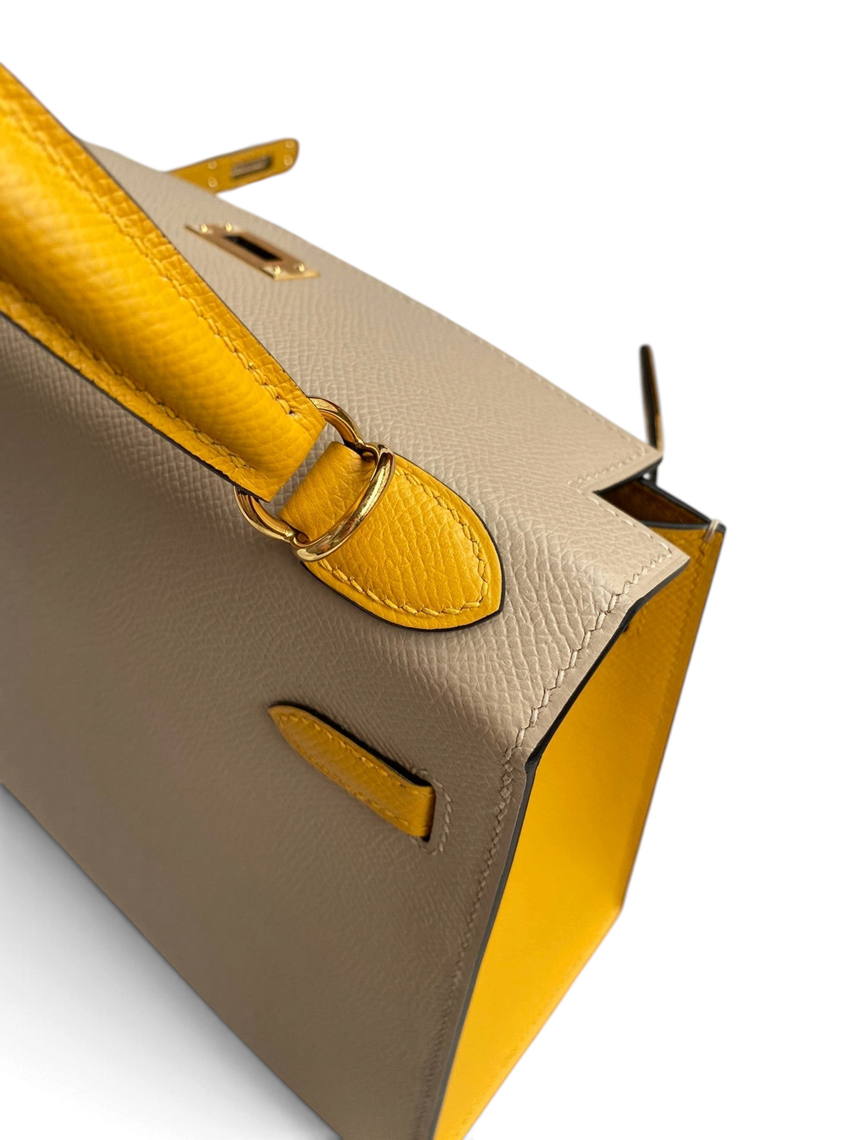 SWORD LUXURY Hermès Kelly 25 çanta, bej ve sarı renkli Epsom deri detayları ve altın tonlu metal aksesuarlarıyla.