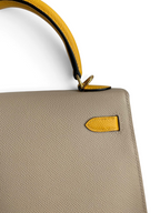 SWORD LUXURY marka, bej renkli Epsom deri Hermès Kelly 25 çanta, sarı deri detaylı sap ve altın rengi metal aksamlar.