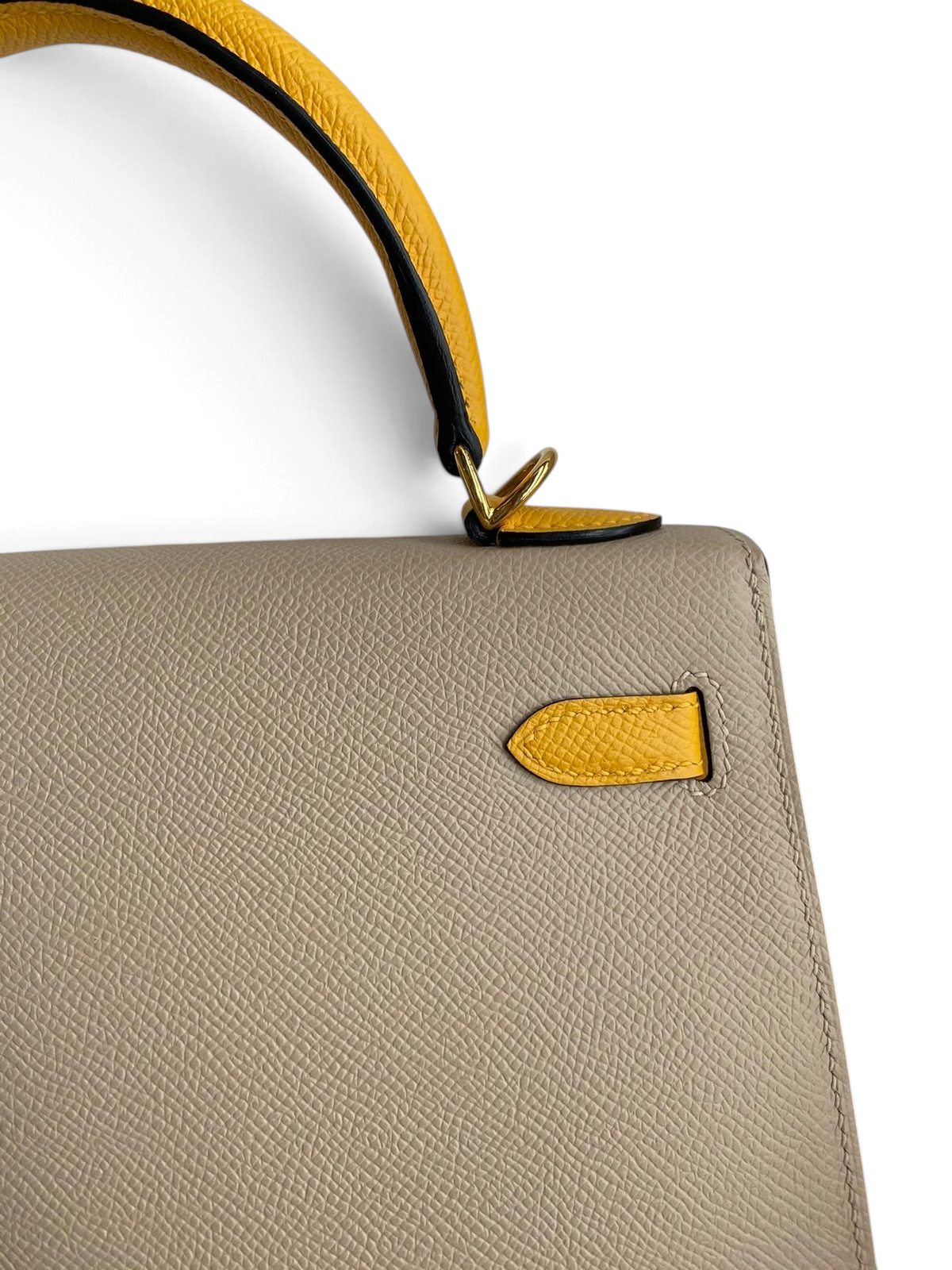 SWORD LUXURY marka, bej renkli Epsom deri Hermès Kelly 25 çanta, sarı deri detaylı sap ve altın rengi metal aksamlar.