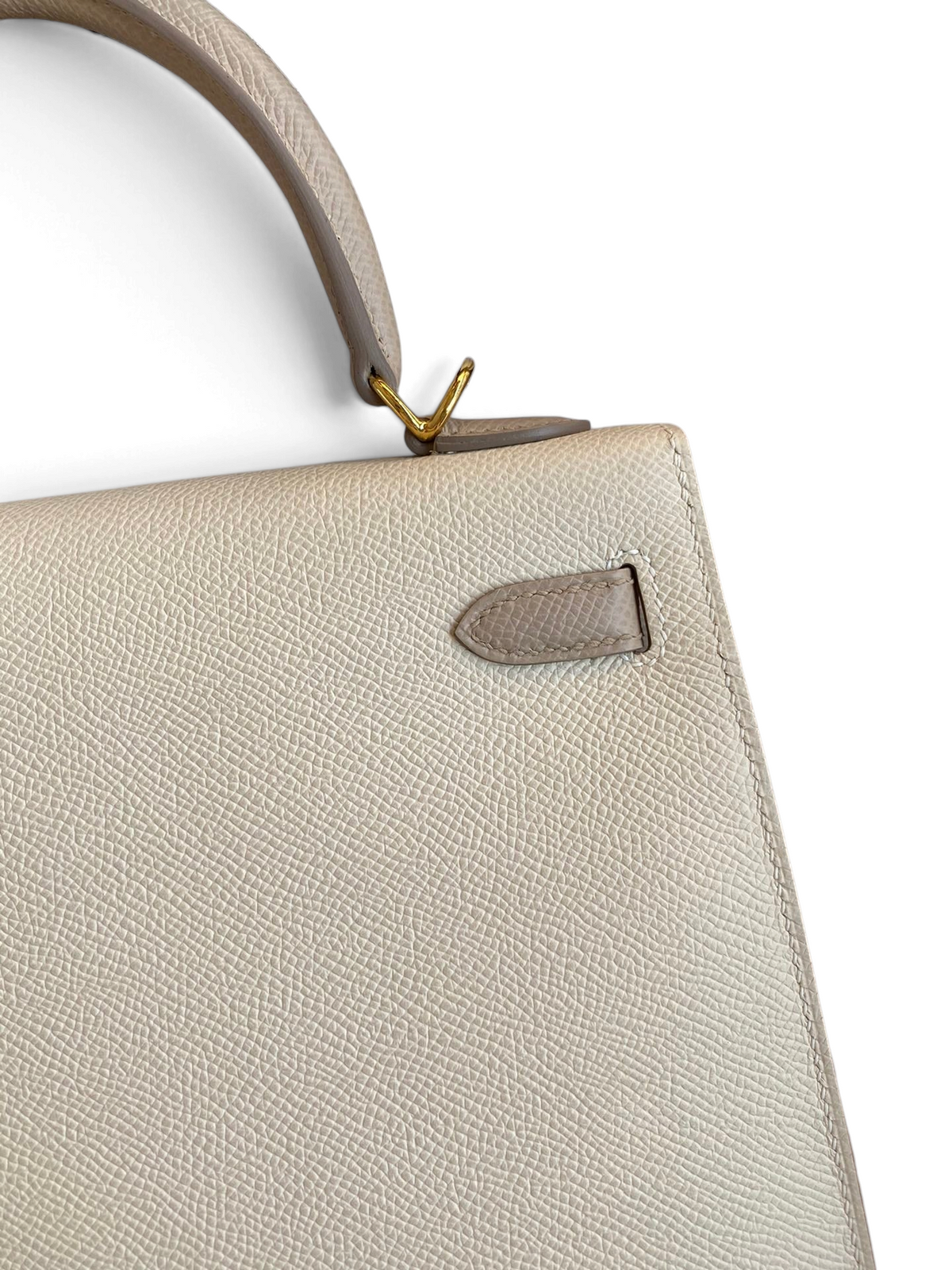 SWORD LUXURY Hermès Kelly 25 çanta, Craie Epsom deri, Etoupe detaylı ve altın donanımlı, detaylı görünüm.