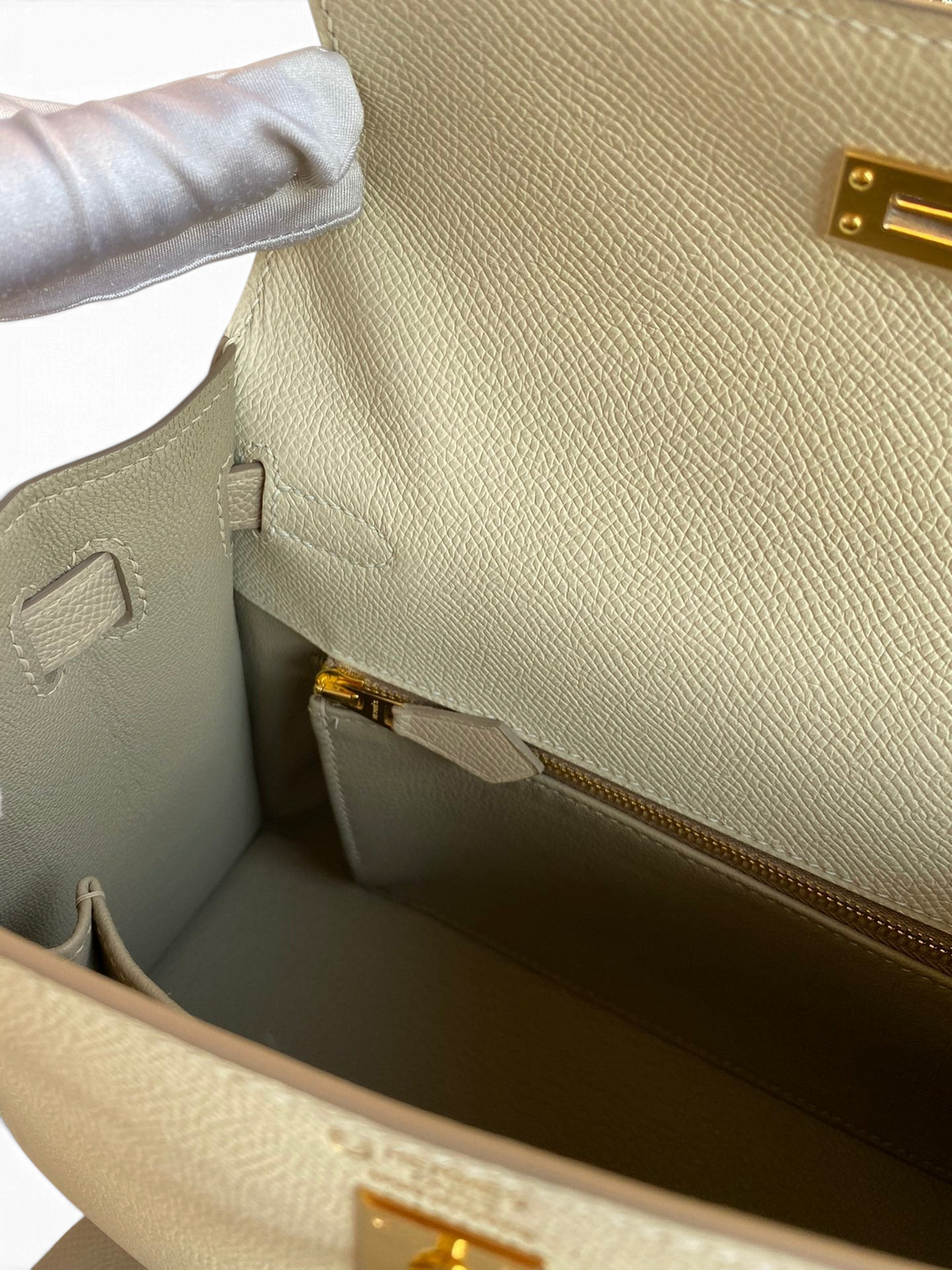 SWORD LUXURY Hermès Kelly 25 çanta, Craie ve Etoupe Epsom deri iç detayları ve altın donanımı ile.