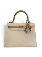 SWORD LUXURY Hermès Kelly 25 çanta, Craie ve Etoupe Epsom deri, altın donanım ve ikonik kilit detaylı.