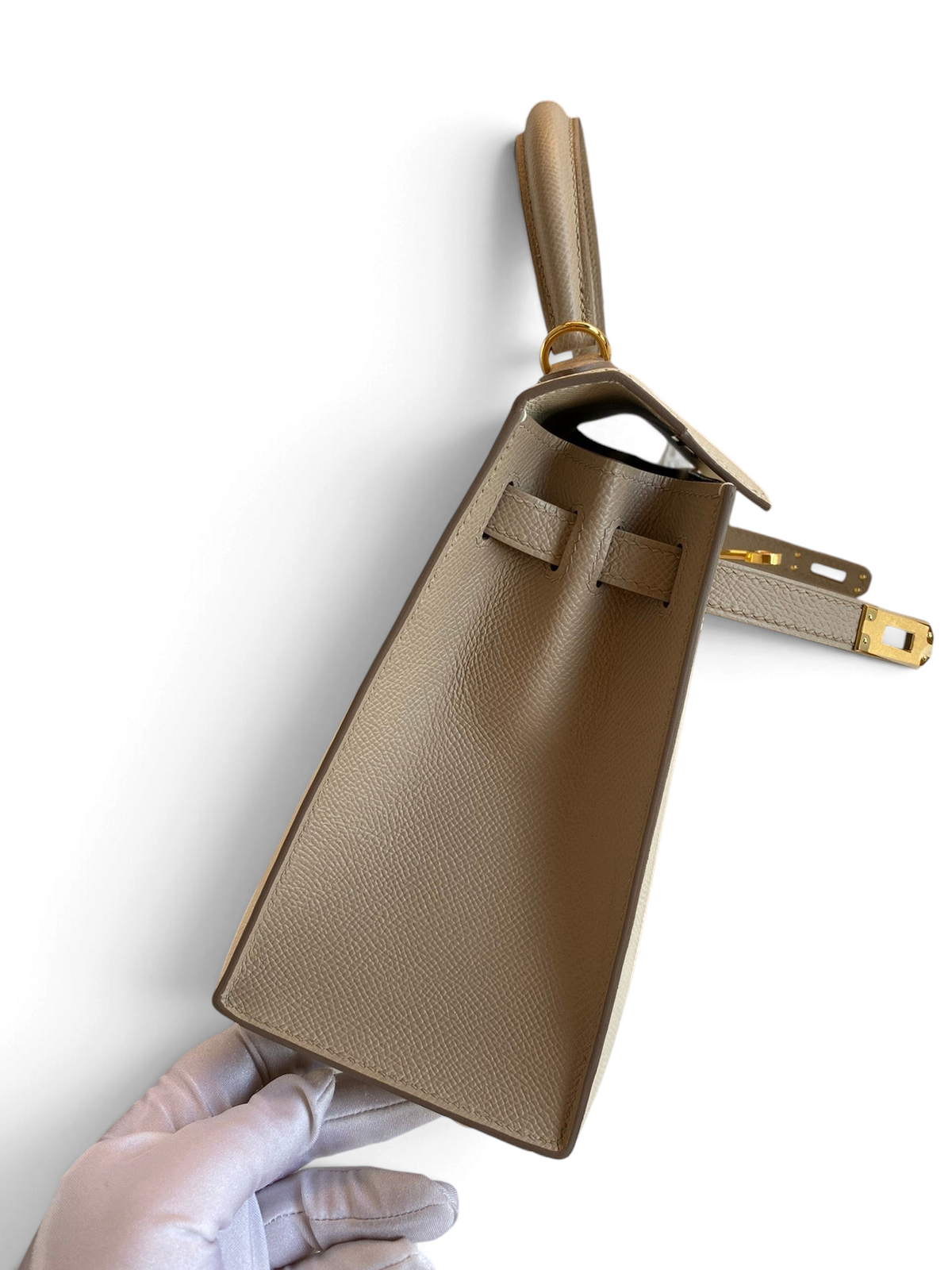 SWORD LUXURY marka, Craie ve Etoupe renklerinde, altın donanımlı, Epsom deri Hermès Kelly 25 çanta yan görünümü.