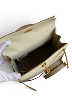 SWORD LUXURY marka, Craie ve Etoupe renklerinde, altın donanımlı, Epsom deri Hermès Kelly 25 çanta iç görünümü.