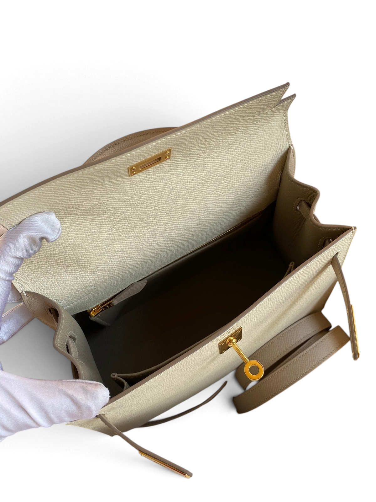 SWORD LUXURY marka, Craie ve Etoupe renklerinde, altın donanımlı, Epsom deri Hermès Kelly 25 çanta iç görünümü.