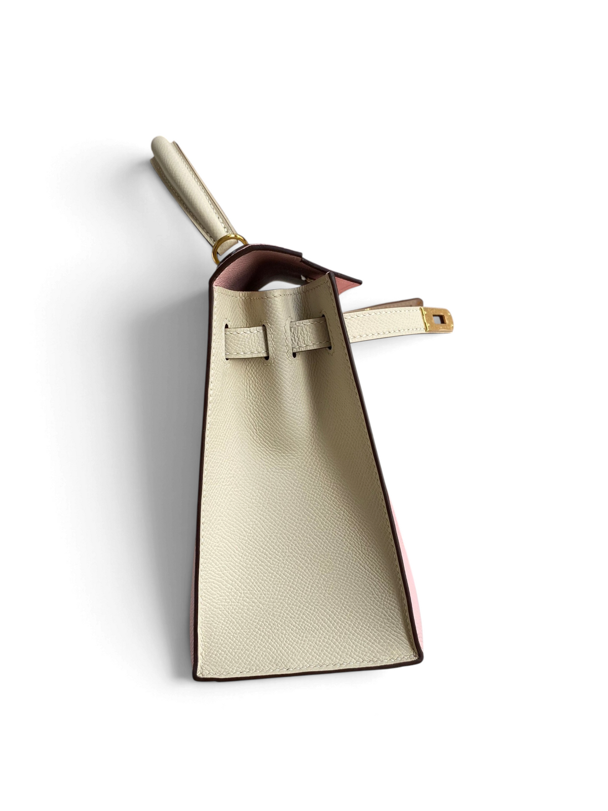 SWORD LUXURY Hermès Kelly 25 çanta, Rose 3Q pembe ve Craie beyaz Epsom deri, altın donanımlı yan profil görünümü.
