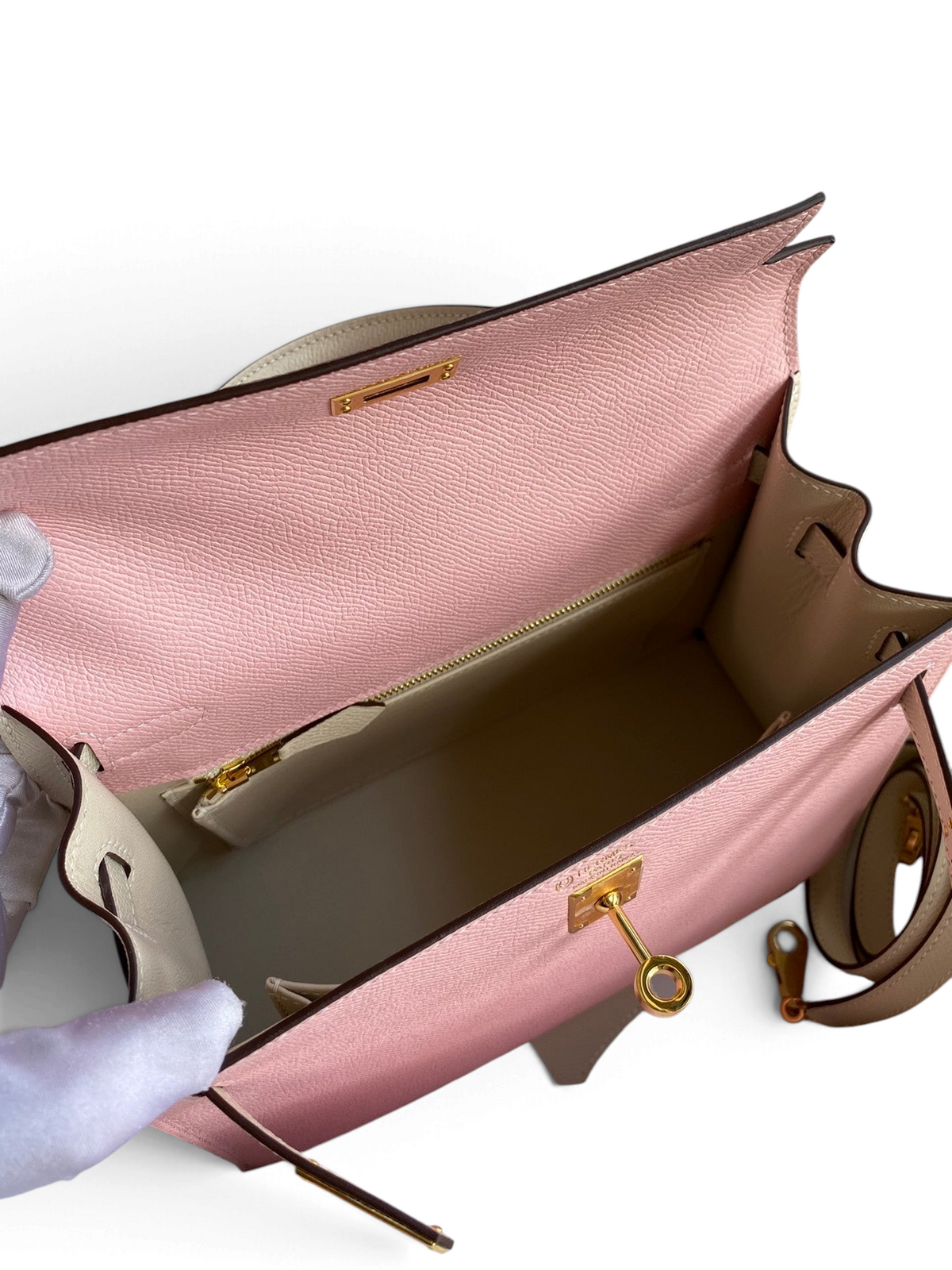 SWORD LUXURY Hermès Kelly 25 çanta, Rose 3Q pembe ve Craie beyaz Epsom deri, altın donanımlı iç bölme görünümü.