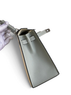 SWORD LUXURY Hermès Kelly 25 çanta, Gris Tourterelle rengi Epsom deri, yan görünüm ve paladyum donanım detayları.