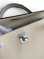 SWORD LUXURY Hermès Kelly 25 çanta, Gris Tourterelle Epsom deri detayları ve gümüş tonlu palladium kilit mekanizması.