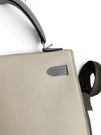 SWORD LUXURY Hermès Kelly 25 çanta, Gris Tourterelle rengi Epsom deri ve gümüş tonlu paladyum donanım detayları.
