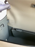 SWORD LUXURY Hermès Kelly 25 çanta, Gris Tourterelle Epsom deri iç detayları ve fermuarlı gözü ile.