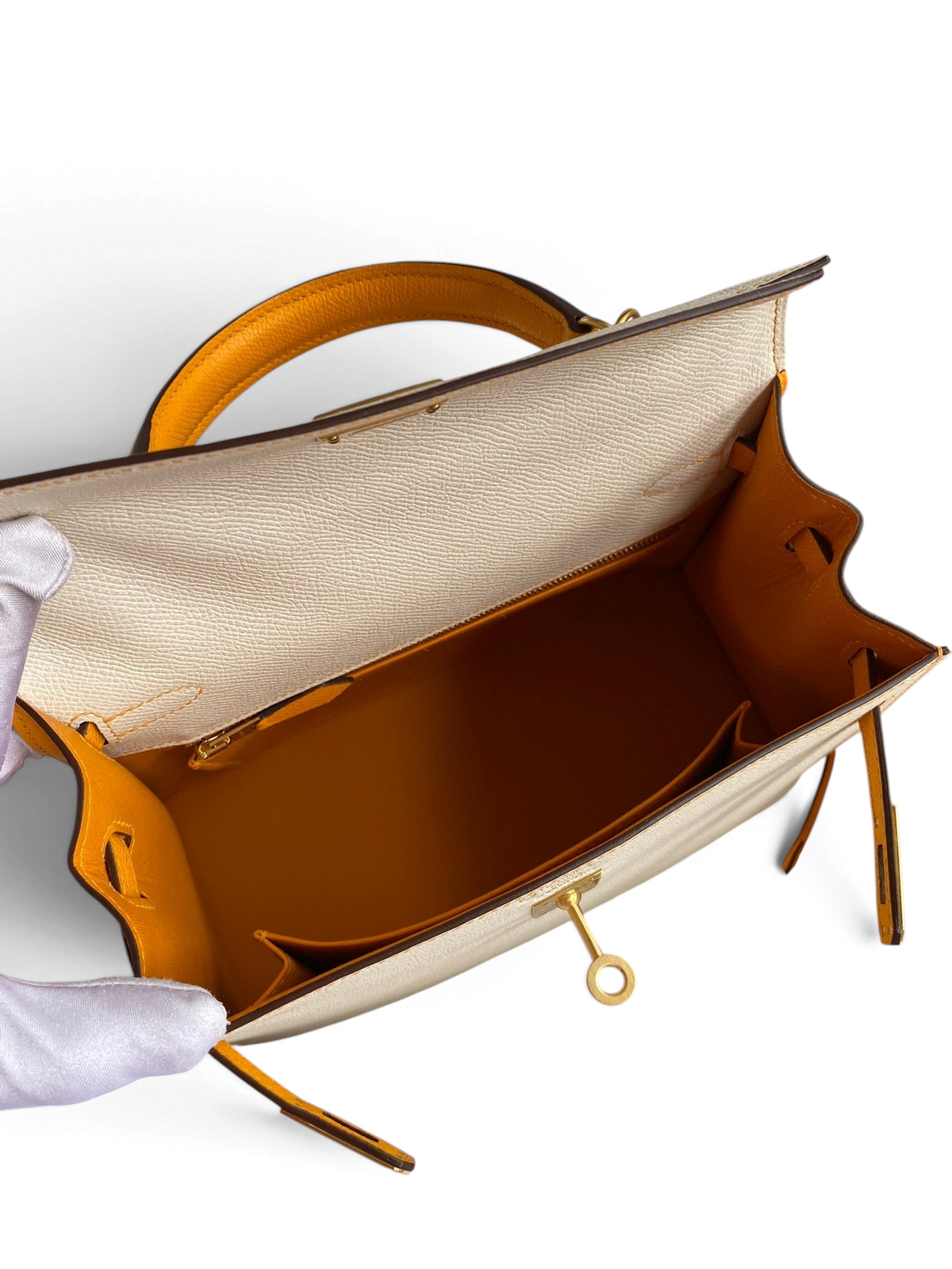 SWORD LUXURY Hermès Kelly 25 çanta, Gris Tourterelle Epsom deri dış yüzey ve kontrast turuncu iç astar detaylı.