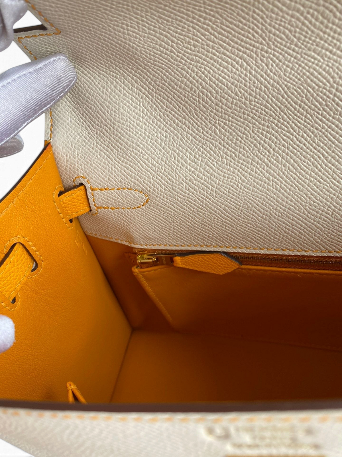 SWORD LUXURY Hermès Kelly 25 çanta iç detayı, gri Epsom deri ve canlı turuncu deri astar ile.