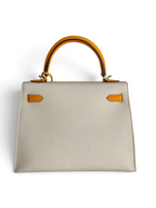 SWORD LUXURY marka, Gris Tourterelle renginde, Epsom deri Hermès Kelly 25 çanta, sarı detaylı sap ve kilit mekanizması.
