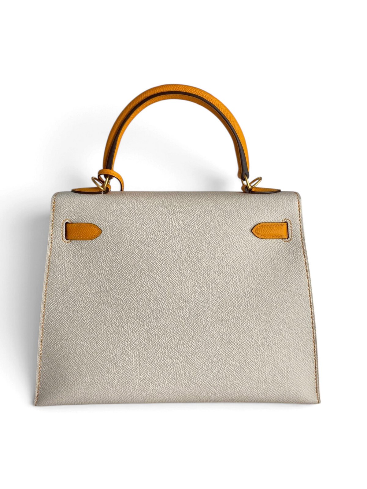 SWORD LUXURY marka, Gris Tourterelle renginde, Epsom deri Hermès Kelly 25 çanta, sarı detaylı sap ve kilit mekanizması.