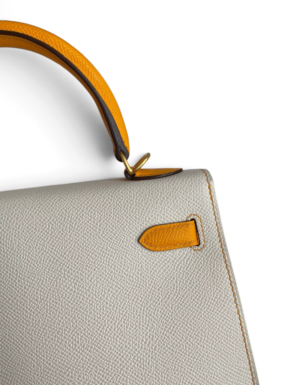 SWORD LUXURY marka, gri Epsom deri ve sarı detaylı, ikonik Hermès Kelly 25 çanta detayı.