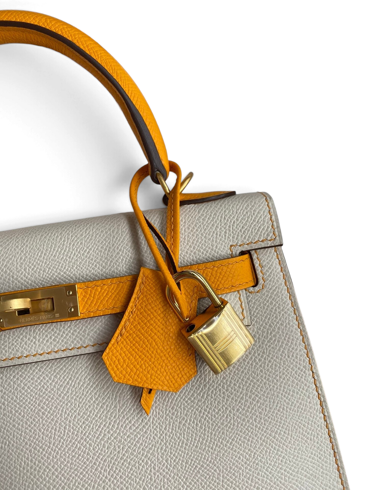 SWORD LUXURY Hermès Kelly 25 çanta, gri Epsom deri gövde ve turuncu deri detaylar ile altın tonlu kilit mekanizması.