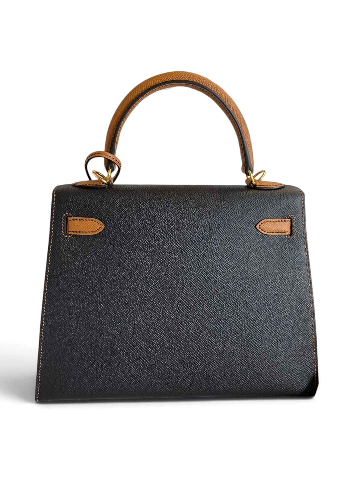 SWORD LUXURY siyah Epsom deri Hermès Kelly 25 çanta, altın donanımlı ve taba rengi detaylı, zarif tasarım.