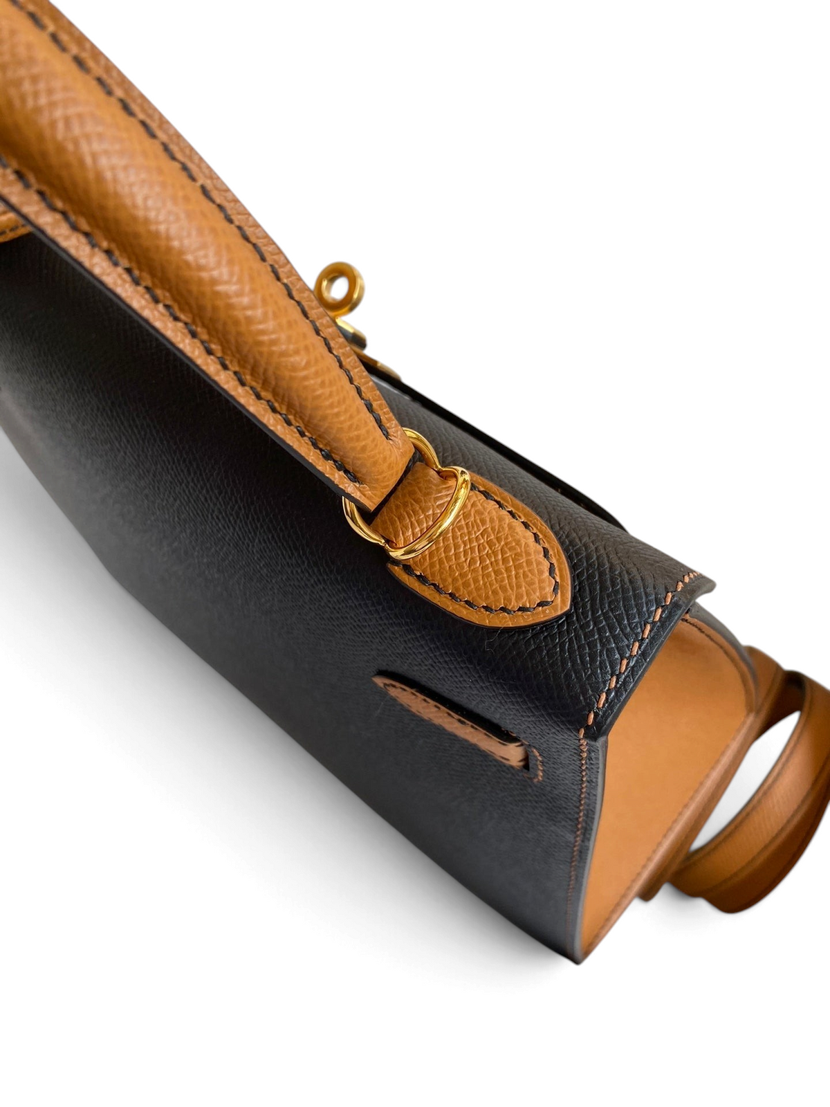 SWORD LUXURY Hermès Kelly 25 siyah Epsom deri çanta, altın donanımlı ve taba rengi detaylı yan görünüm.