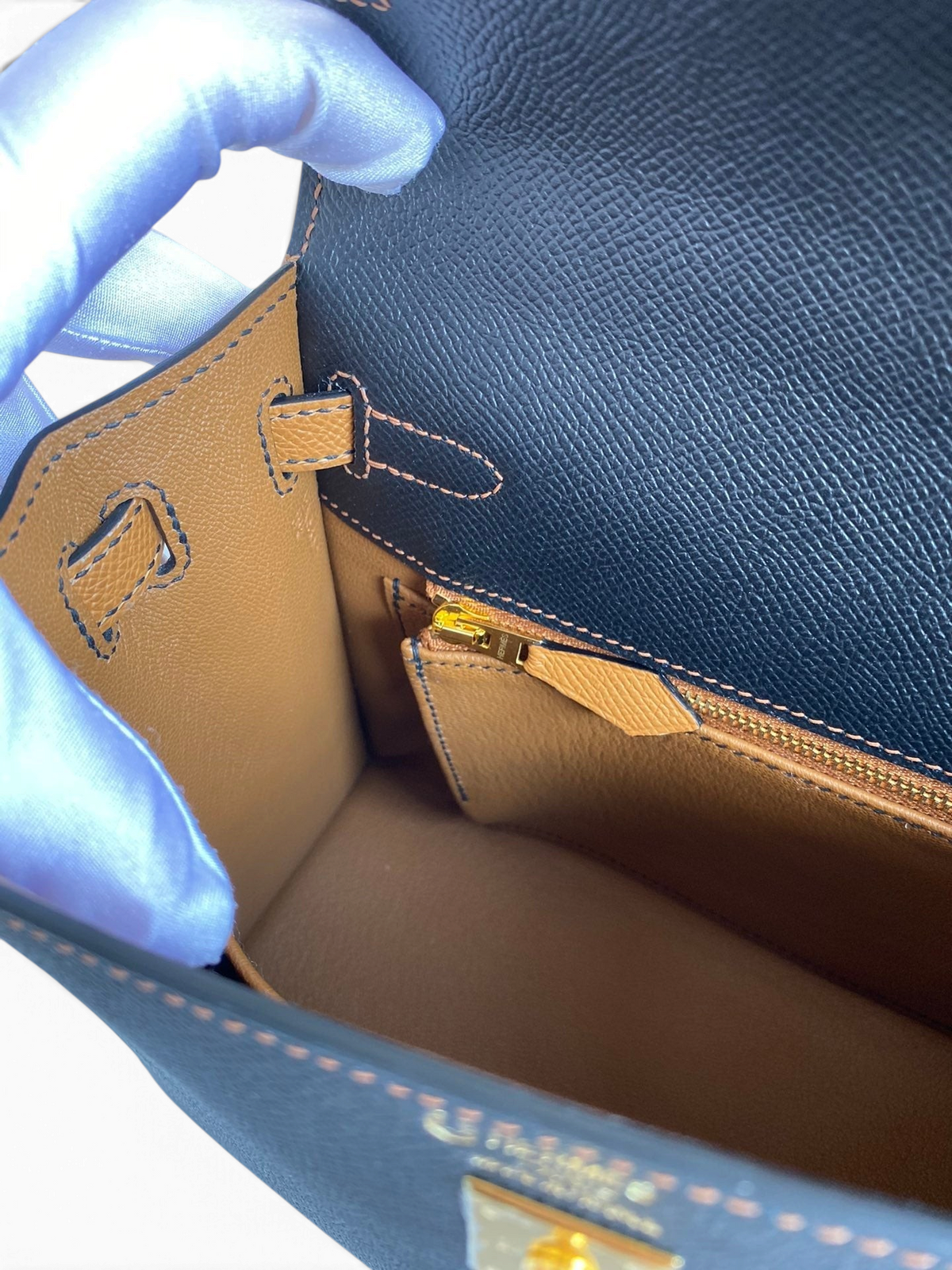 SWORD LUXURY Hermès Kelly 25 çanta, siyah Epsom deri dış yüzey ve taba rengi deri iç detaylar ile altın fermuarlı cep.