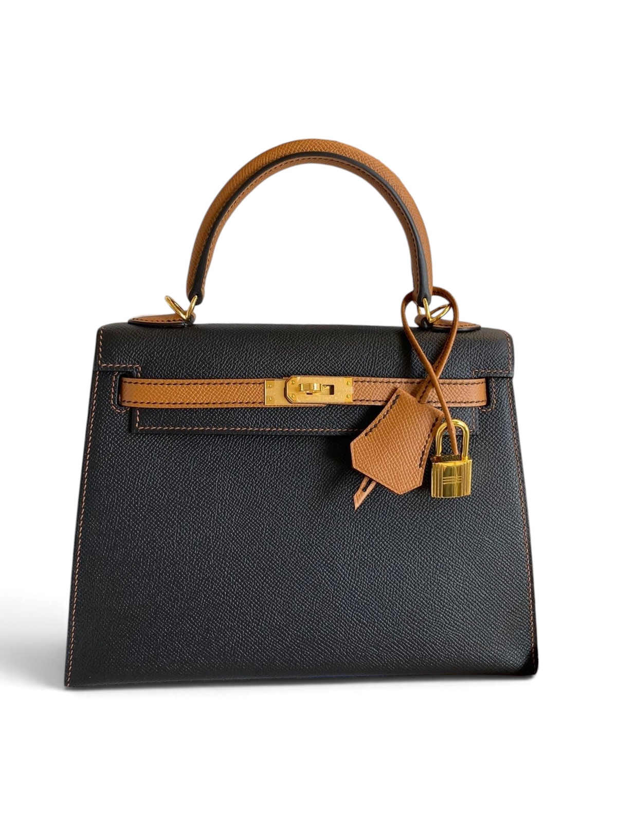 SWORD LUXURY Hermès Kelly 25 çanta, siyah Epsom deri, taba rengi detaylar ve altın donanım ile kutusunda.