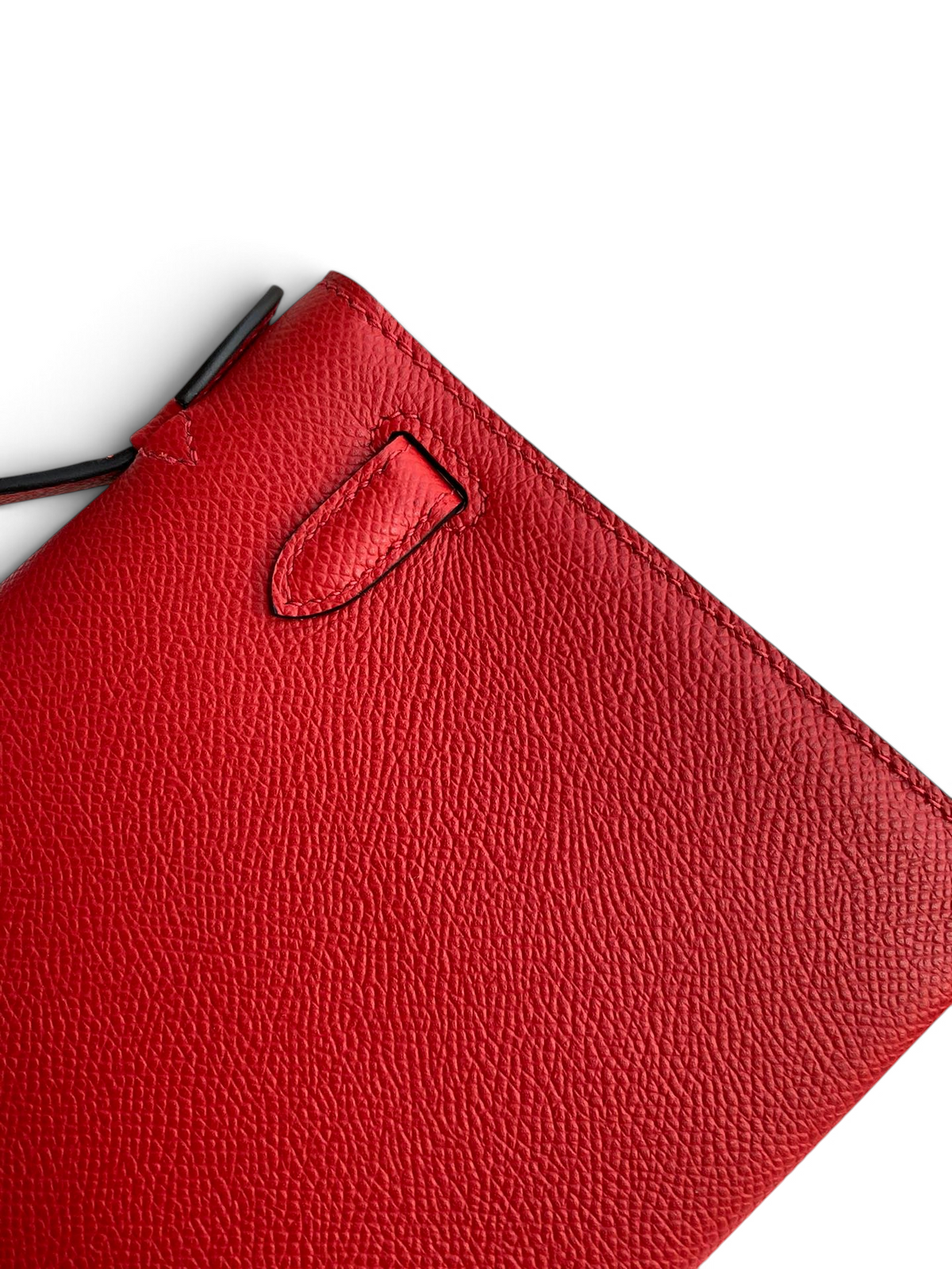 SWORD LUXURY marka, kırmızı Epsom deri Mini Kelly 22cm çanta detayı, ince dikişli ve dokulu yüzey.
