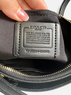 SWORD LUXURY Coach Teri omuz çantası iç kısmındaki deri otantiklik etiketi ve altın rengi fermuar detayı.