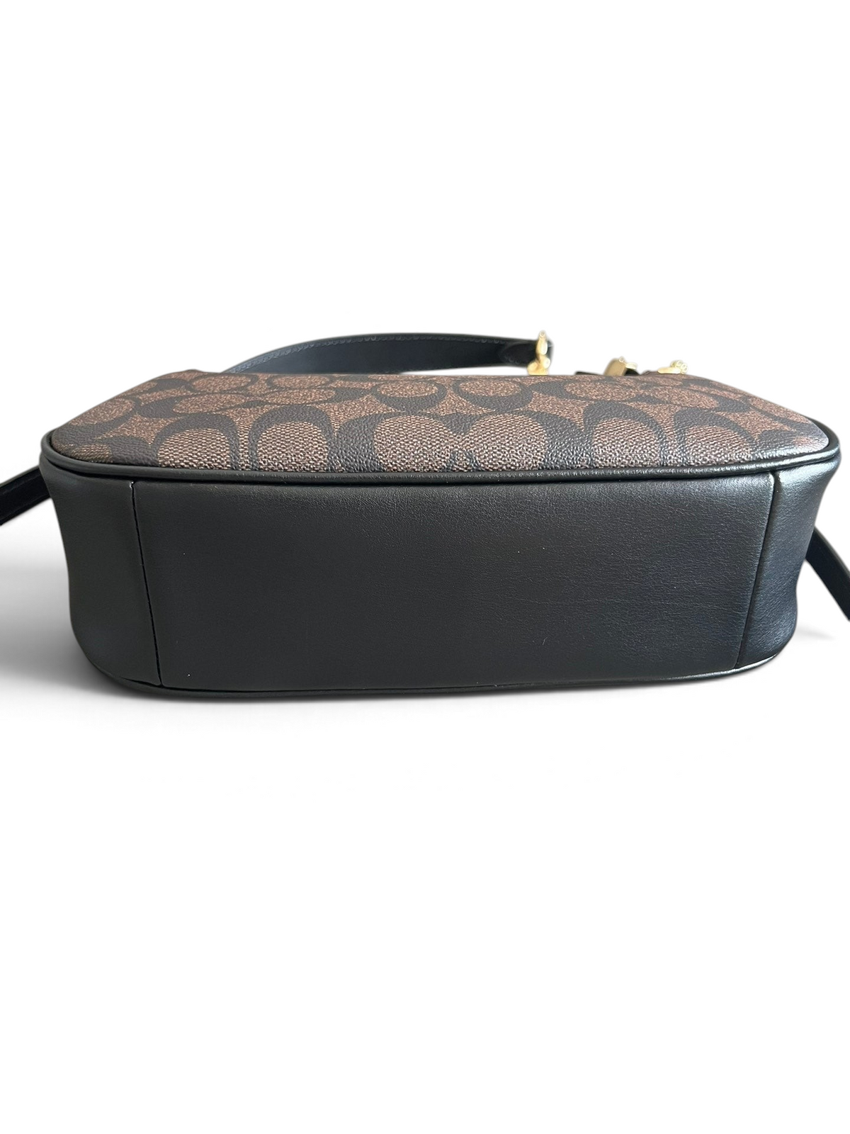 SWORD LUXURY Coach Teri omuz çantası, kahverengi monogram kanvas ve siyah deri detaylı, altın donanımlı şık tasarım.