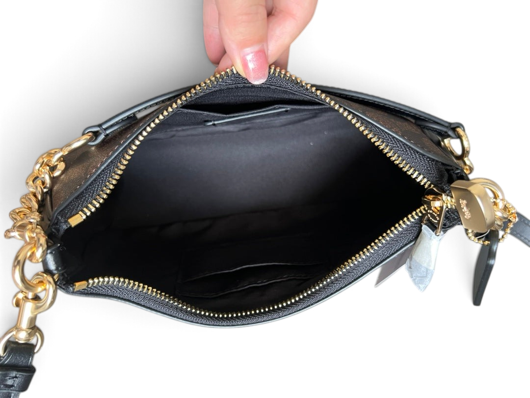 SWORD LUXURY Coach Teri omuz çantasının altın donanımlı, kumaş astarlı ve iç cepli üstten görünümü.