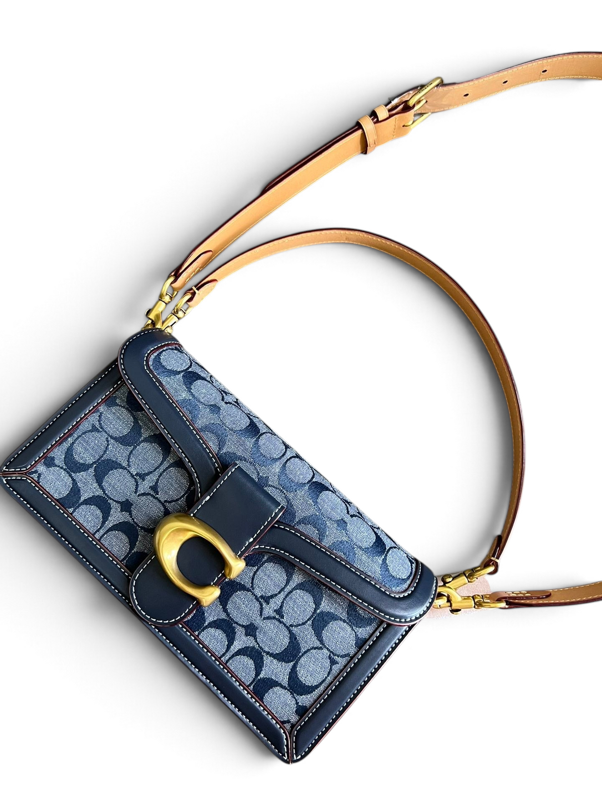 SWORD LUXURY marka, altın renkli C tokalı, denim kanvas ve deri detaylı şık Coach Tabby omuz çantası.