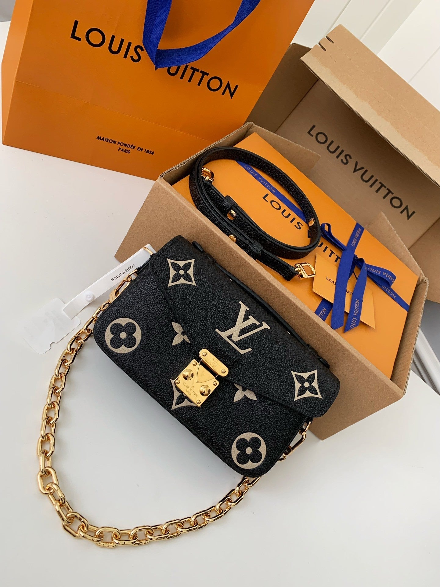 Pochette Métis East West Monogram Leather Bag