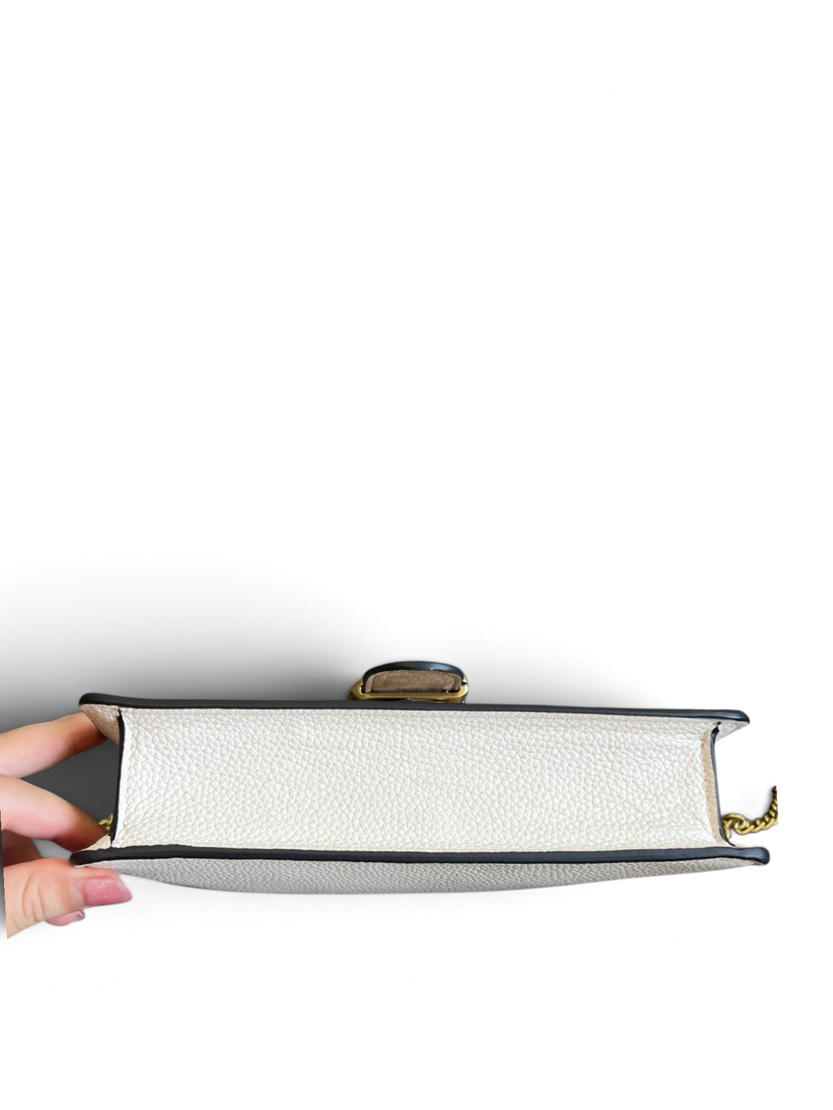 SWORD LUXURY beyaz deri Coach Mini Tabby çanta, altın zincir askılı ve dokulu deri detaylı yandan görünüm.